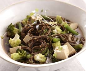 Gemüse-Suppe mit Soba-Nudeln und Tofu