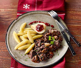 Hirschragout mit Preiselbeer-Birnen und Schupfnudeln