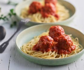 Pâtes et boulettes de viande à la sauce tomate