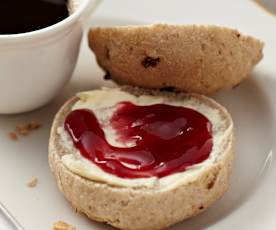 Brötchen mit Zimt und Rosinen