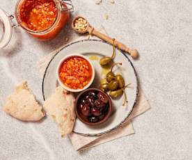 Peperonata mit Pinienkernen und Kapern