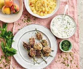 Kofta de borrego com cuscuz de pêssego e molho tzatziki