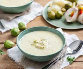 Zupa jarzynowa, roladki drobiowe i warzywa na parze