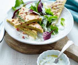 Speck-Pfannkuchen mit Salat