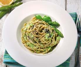 Spaghetti integrali con pesto di asparagi e semi di papavero