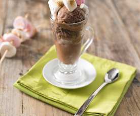 Înghețată de cafea și alune de pădure cu bezele prăjite