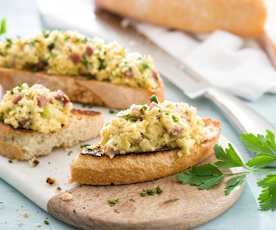 Huevos con calabacín, jamón y queso