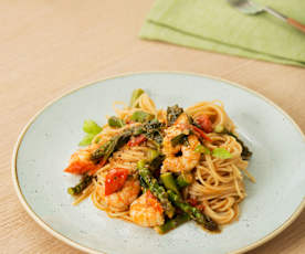 Espaguetis con espárragos, tomates y langostinos para dos