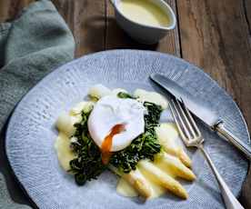 Spargel mit Spinat, pochiertem Ei und Hollandaise