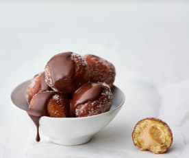 Bolas de Berlim com manteiga de amendoim e molho de chocolate