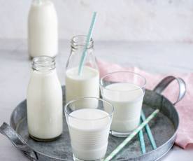 Pitny jogurt naturalny w naczyniu miksującym