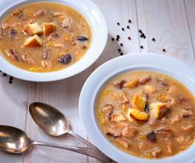 Sopa de cogumelos porcini e croutons de alho