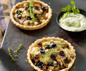 Steinpilz-Tartelettes mit Fontina und Kerbel-Crème-fraîche-Dip