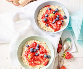 Porridge mit Erdbeersauce