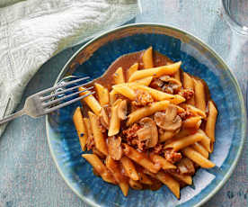 Penne com molho de tomate e chouriço
