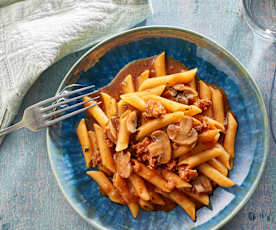 Macarrones con tomate y chorizo