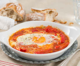 Huevos con salsa de tomate y pimiento rojo