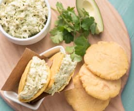 Arepas de pollo y aguacate (Reina pepiada)