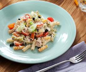 Ensalada de pasta, atún y tomates cherry