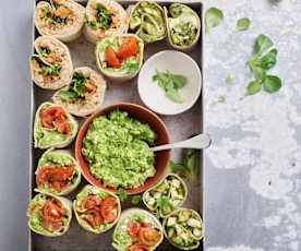 Wraps de húmus de ervilha, tomate-cereja e feta