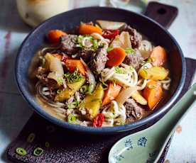 Suppenfleisch mit Ananas und Eierpudding mit karamellisierten Äpfeln (菠萝红烧牛腩和苹果布丁)