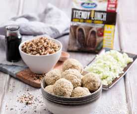 Trendy Lunch (quinoa trio, cukinia, pomidory)  z pulpetami z indyka i surówką