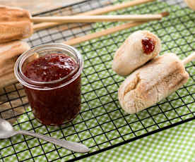 Espetadas de pão doce com recheio de morango