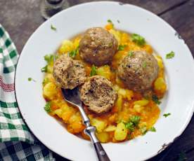 Möhren untereinander mit Frikadellen