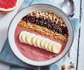 Smoothie bowl z wiśniami i ziarnami kakaowca