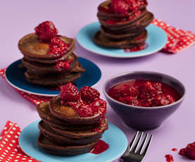 Kakaopancakes mit heißen Himbeeren