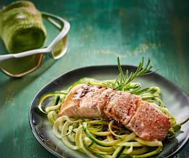 Salmone balsamico su noodles di zucchine