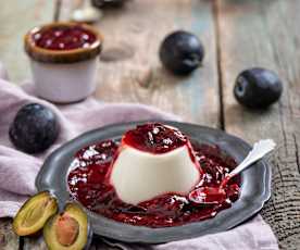 Maślankowa panna cotta z duszonymi śliwkami