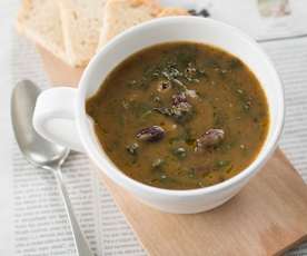 Sopa de feijão e espinafres