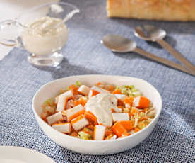 Ensalada mixta con palitos de cangrejo y salsa tártara