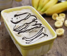 Gelado de banana com manteiga de amendoim e chocolate