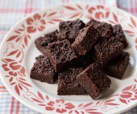 Brownies raw al cioccolato, mirtilli e vaniglia