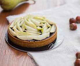 Torta alle nocciole con caramello salato e pere di Damiano Carrara