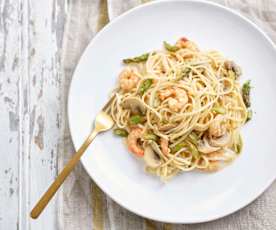 Linguine com camarão, cogumelos e espargos