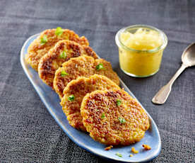 Möhren-Sellerie-Bratlinge mit Apfelkompott