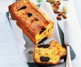 Cake aux lardons, pruneaux et amandes