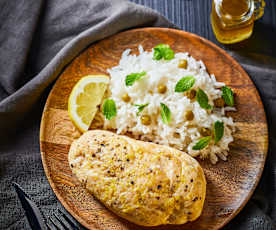 Pechuga de pollo jugosa con arroz a la hierbabuena 