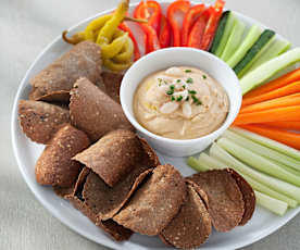 Dip de alubias blancas con chips de chía y quinoa