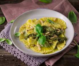 Teigtascherl mit Spinatfülle und Basilikumpesto (vegan)