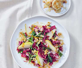 Radicchio mit warmem Balsamicodressing und Ziegenkäsetalern