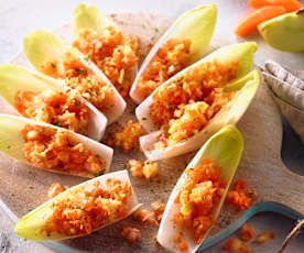 Möhren-Apfel-Rohkost auf Chicorée