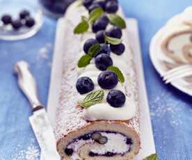 Blaubeer-Biskuitrolle