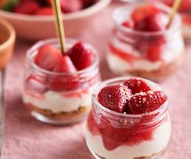 Fresas con mousse de queso y chocolate blanco al vacío