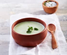 Sopa fría de yogur con cilantro