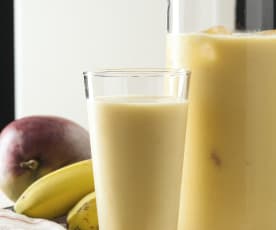 Batido tropical de mango y plátano con leche de coco