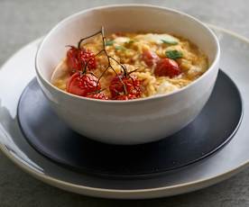 Risoto de alho com tomate-cereja e mozarela